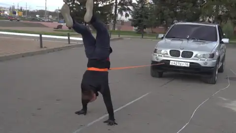 Iván Shurupovl, el atleta ruso capaz de arrastrar un todoterreno durante 17 metros haciendo el pino Iván Shurupovl, el atleta ruso capaz de arrastrar un todoterreno durante 17 metros haciendo el pino