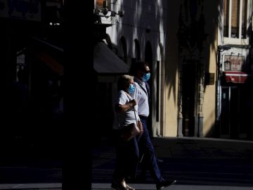 Una pareja camina por las calles del casco histórico de Córdoba