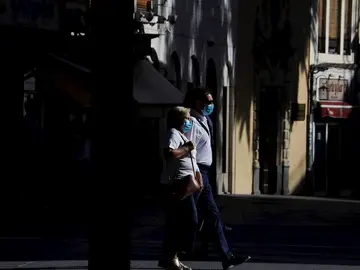 Una pareja camina por las calles del casco histórico de Córdoba Una pareja camina por las calles del casco histórico de Córdoba