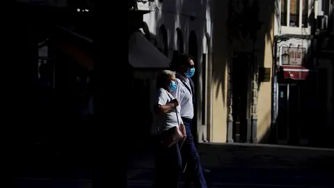 Una pareja camina por las calles del casco histórico de Córdoba Una pareja camina por las calles del casco histórico de Córdoba