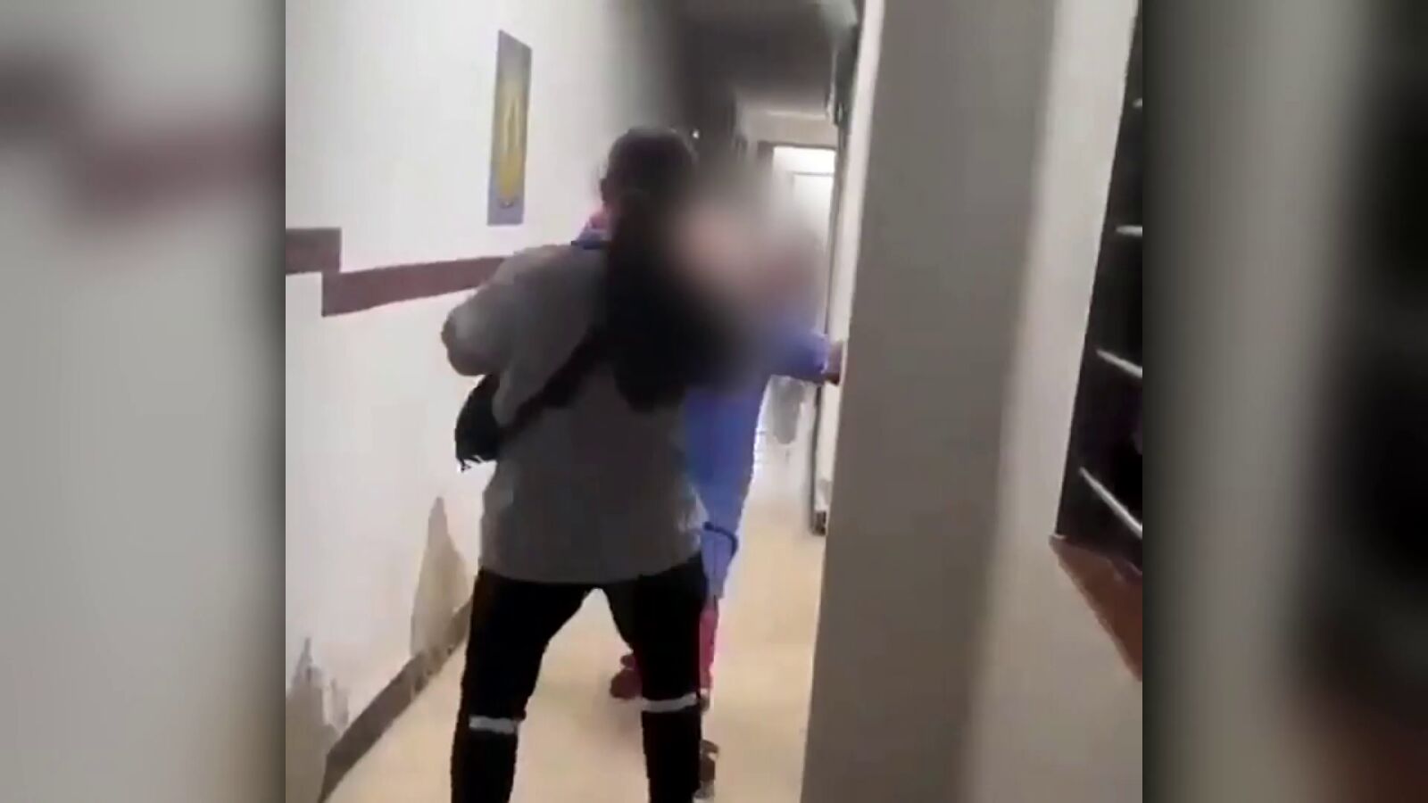 Un grupo de chicas graba cómo algunas de ellas agreden a una señora mayor en Girona