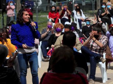 La número tres en las listas de Unidas Podemos para la Comunidad de Madrid, Vanessa Lillo (i) durante un acto electoral del partido en el Parque de Olof Palme en Madrid 