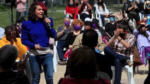 La número tres en las listas de Unidas Podemos para la Comunidad de Madrid, Vanessa Lillo (i) durante un acto electoral del partido en el Parque de Olof Palme en Madrid La número tres en las listas de Unidas Podemos para la Comunidad de Madrid, Vanessa Lillo (i) durante un acto electoral del partido en el Parque de Olof Palme en Madrid