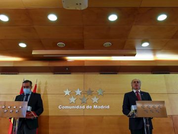 Los consejeros de Justicia y Sanidad de la Comunidad de Madrid, Enrique López (i) y Enrique Ruiz Escudero
