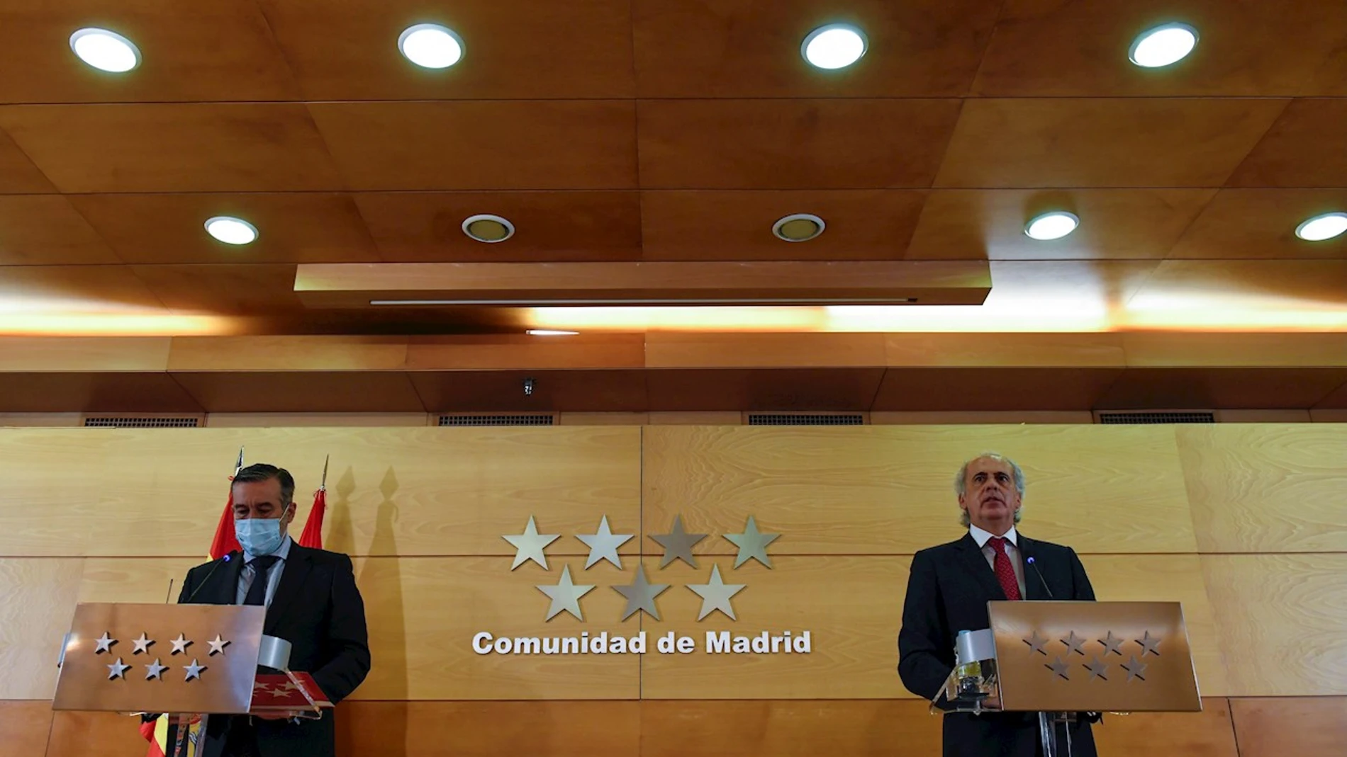 Los consejeros de Justicia y Sanidad de la Comunidad de Madrid, Enrique López (i) y Enrique Ruiz Escudero