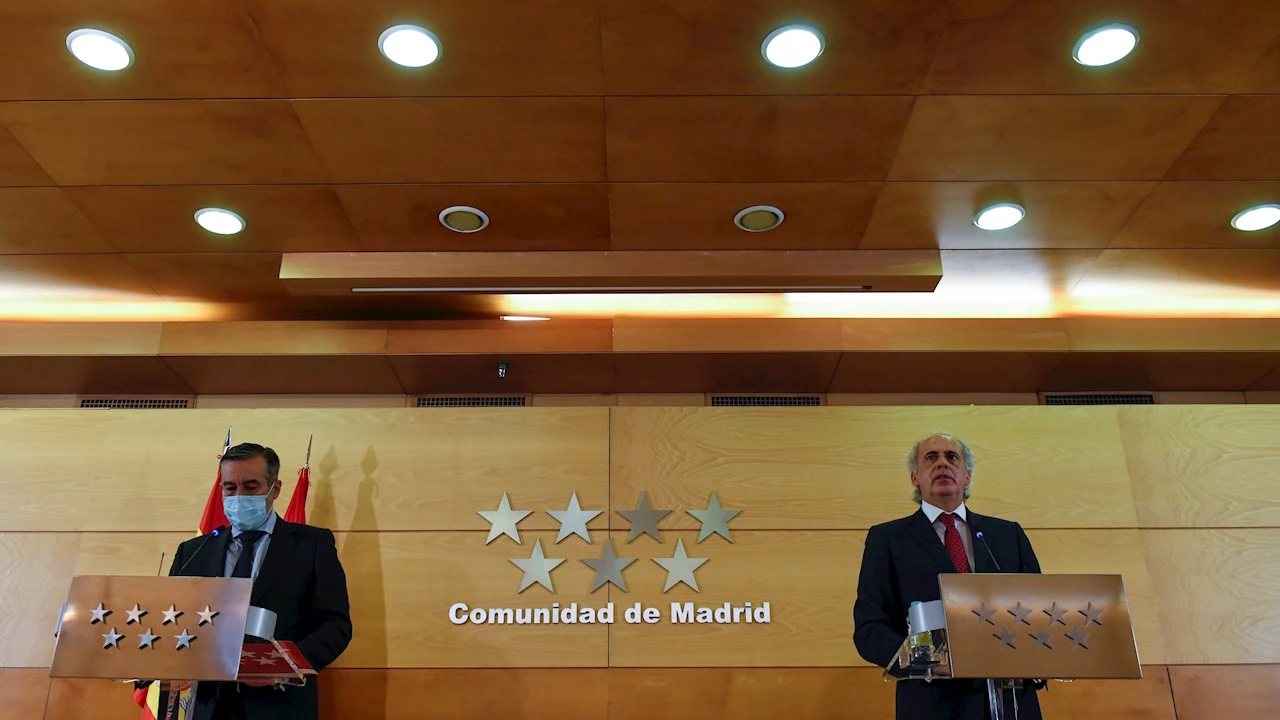 Los consejeros de Justicia y Sanidad de la Comunidad de Madrid, Enrique L&oacute;pez (i) y Enrique Ruiz Escudero