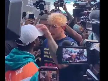 El hermano de Logan Paul le quita la gorra a Mayweather y acaban a golpes en al rueda de prensa previa al combate El hermano de Logan Paul le quita la gorra a Mayweather y acaban a golpes en al rueda de prensa previa al combate