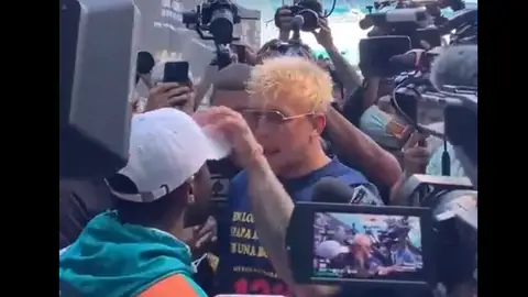 El hermano de Logan Paul le quita la gorra a Mayweather y acaban a golpes en al rueda de prensa previa al combate El hermano de Logan Paul le quita la gorra a Mayweather y acaban a golpes en al rueda de prensa previa al combate