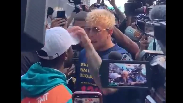 El hermano de Logan Paul le quita la gorra a Mayweather y acaban a golpes en al rueda de prensa previa al combate El hermano de Logan Paul le quita la gorra a Mayweather y acaban a golpes en al rueda de prensa previa al combate