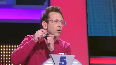 Arturo Valls, desconcertado ante la broma de un concursante: “Es para tirarlo” Arturo Valls, desconcertado ante la broma de un concursante: “Es para tirarlo”