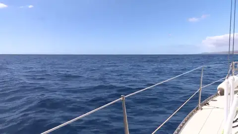 Antena 3 Noticias navega por la zona en la que se encontró la barca del padre de las niñas desaparecidas en Tenerife Antena 3 Noticias navega por la zona en la que se encontró la barca del padre de las niñas desaparecidas en Tenerife
