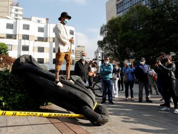 Grupos indígenas derriban la estatua del fundador español de Bogotá