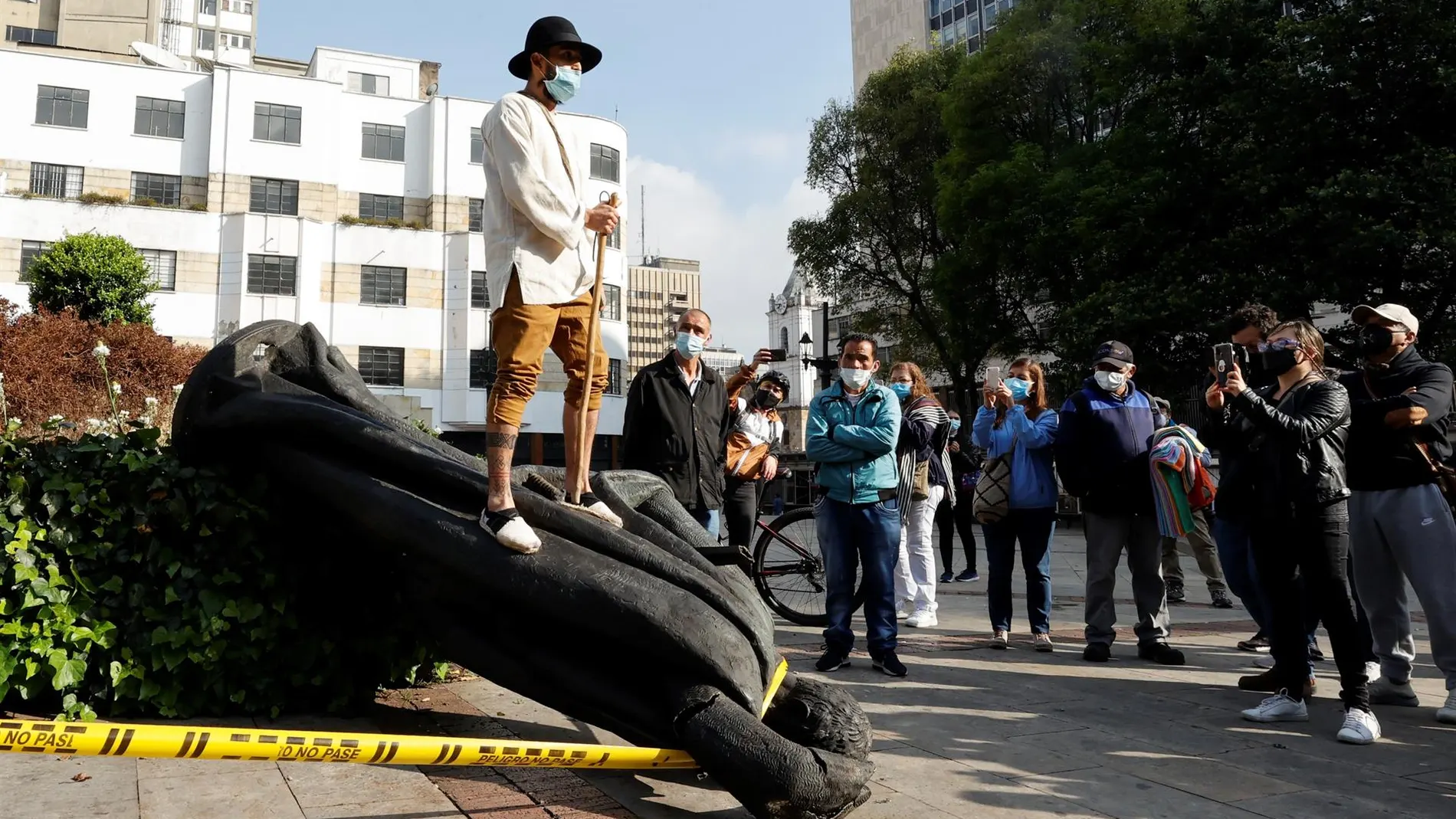 Grupos indígenas derriban la estatua del fundador español de Bogotá