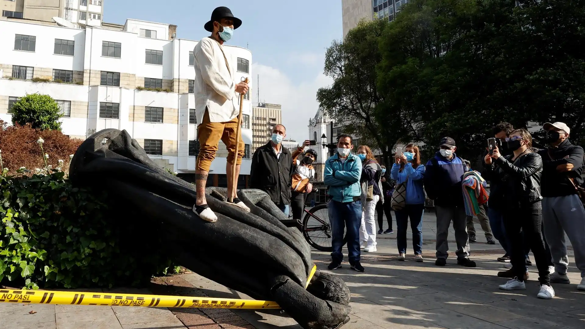 Grupos indígenas derriban la estatua del fundador español de Bogotá Grupos indígenas derriban la estatua del fundador español de Bogotá
