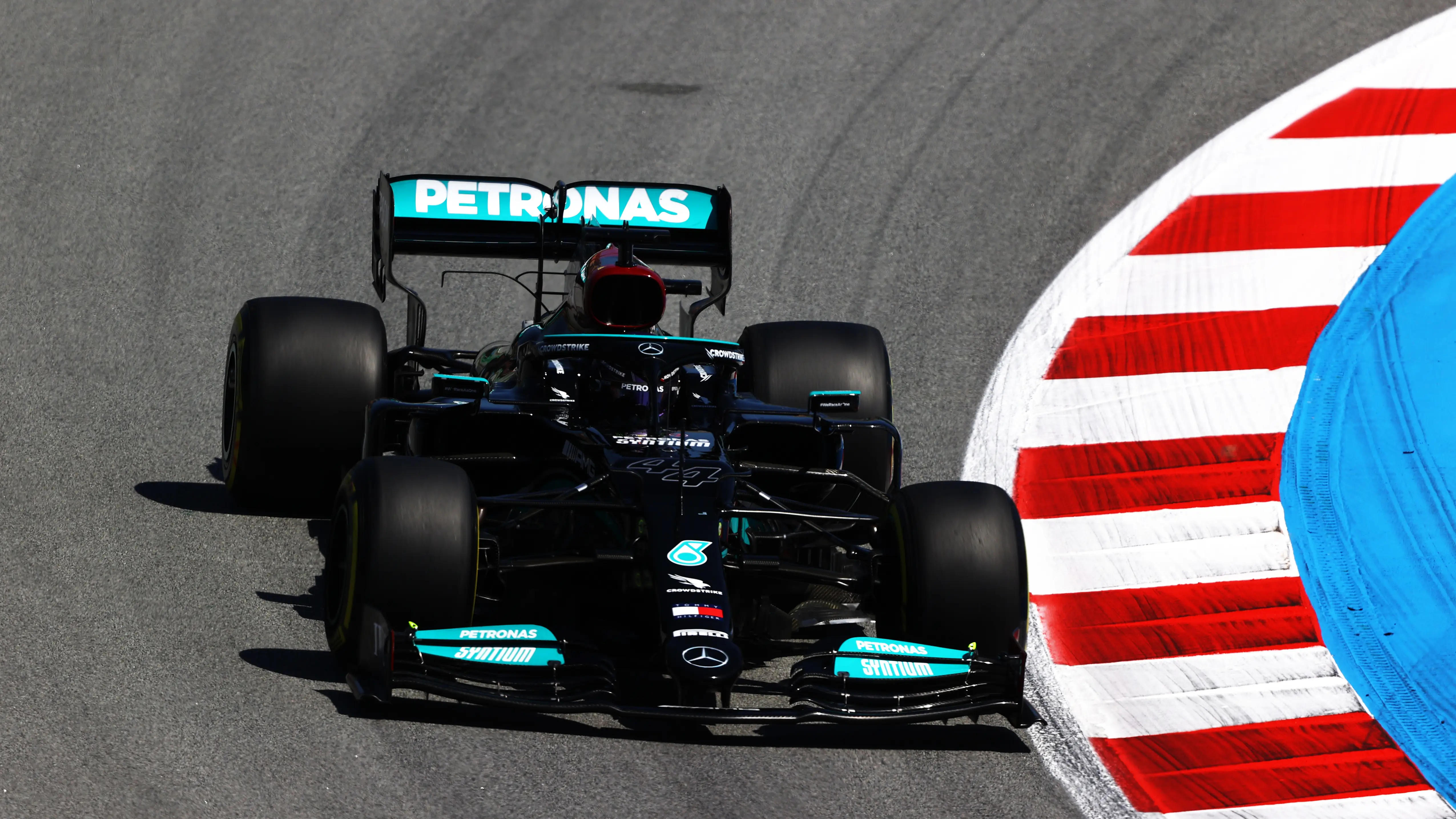 Hamilton logra su 100º pole en el Gran Premio de España, buen 6º puesto de Sainz y Alonso 10º Hamilton logra su 100º pole en el Gran Premio de España, buen 6º puesto de Sainz y Alonso 10º