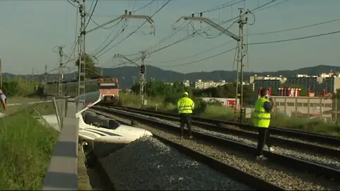 Una mujer resulta herida al estrellarse la avioneta que pilotaba en las proximidades del aeropuerto en Sabadell Una mujer resulta herida al estrellarse la avioneta que pilotaba en las proximidades del aeropuerto en Sabadell