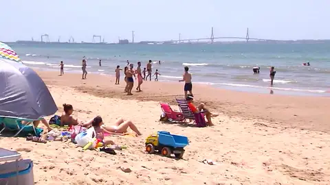 Las playas se preparan para recibir turistas con el fin del estado de alarma Las playas se preparan para recibir turistas con el fin del estado de alarma