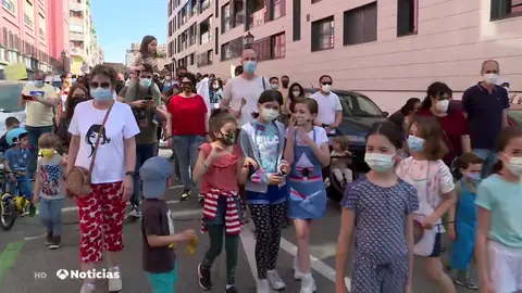 Cientos de vecinos protestan contra 12 cocinas industriales pegadas a un colegio público en el centro de Madrid Cientos de vecinos protestan contra 12 cocinas industriales pegadas a un colegio público en el centro de Madrid