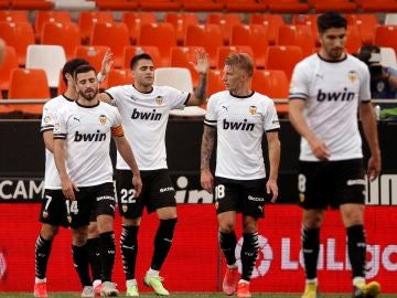 Maxi Gómez celebra con sus compañeros uno de los goles del Valencia.
