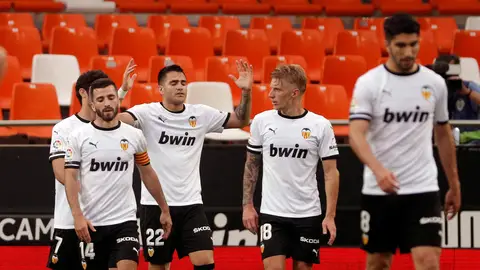 Maxi Gómez celebra con sus compañeros uno de los goles del Valencia. Maxi Gómez celebra con sus compañeros uno de los goles del Valencia.