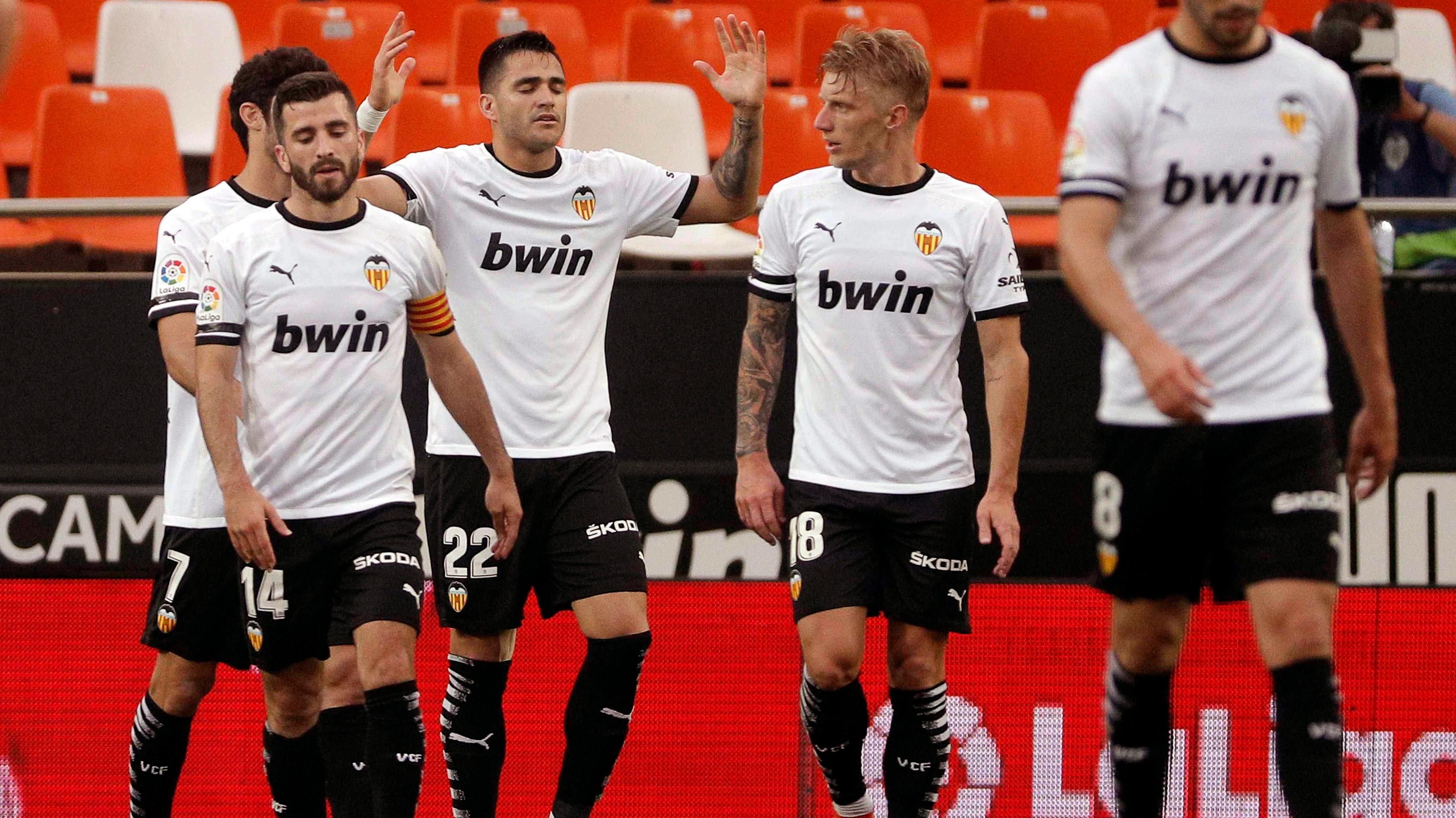 Maxi G&oacute;mez celebra con sus compa&ntilde;eros uno de los goles del Valencia.