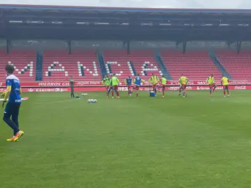 El hermano de un jugador del Numancia se enfrenta con un arma blanca a la afición que protestaba tras el descenso del equipo El hermano de un jugador del Numancia se enfrenta con un arma blanca a la afición que protestaba tras el descenso del equipo