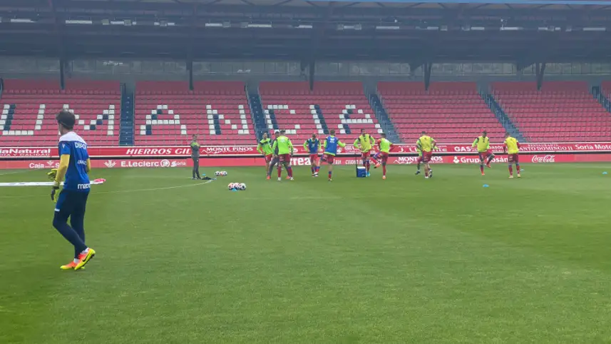 El hermano de un jugador del Numancia se enfrenta con un arma blanca a la afici&oacute;n que protestaba tras el descenso del equipo 