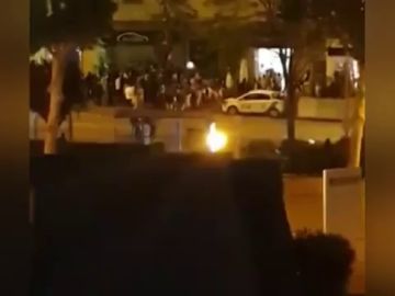 Las imágenes de un botellón en frente a un planta UCI en Madrid tras finalizar el estado de alarma 