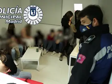 'Sacar al periquito' o 'la muerte de Maradona': estos son algunas de las ocurrentes excusas para romper las normas contra el coronavirus 'Sacar al periquito' o 'la muerte de Maradona': estos son algunas de las ocurrentes excusas para romper las normas contra el coronavirus