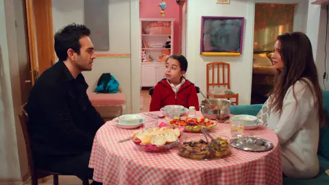 Öykü quiere saberlo todo sobre la historia de amor de Candan y Demir 'Mi hija'