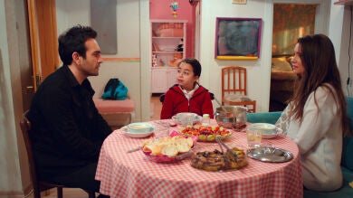 Öykü quiere saberlo todo sobre la historia de amor de Candan y Demir