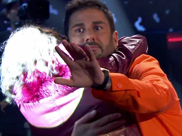 Una fan del público se lanza a los brazos Melendi en 'La Voz Kids' Una fan del público se lanza a los brazos Melendi en 'La Voz Kids'