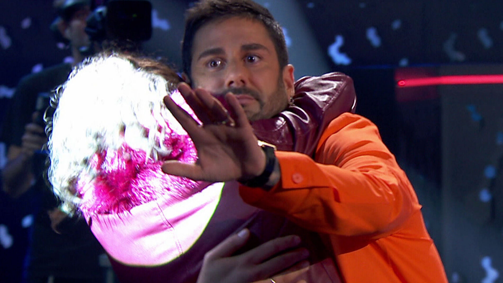 Una fan del público se lanza a los brazos Melendi en 'La Voz Kids'