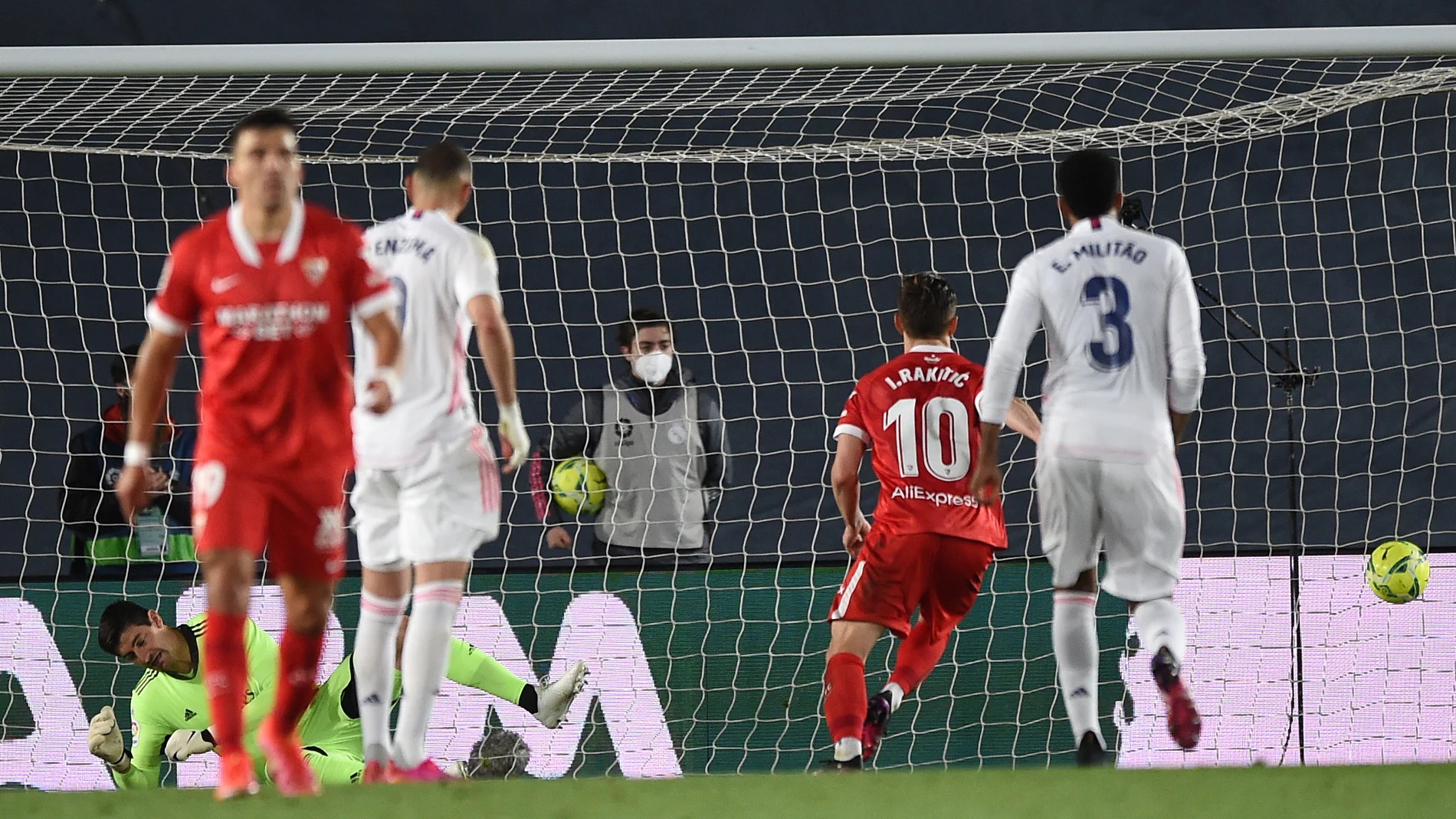 El Sevilla conquista el Di Stéfano y deja al Real Madrid lejos de la Liga