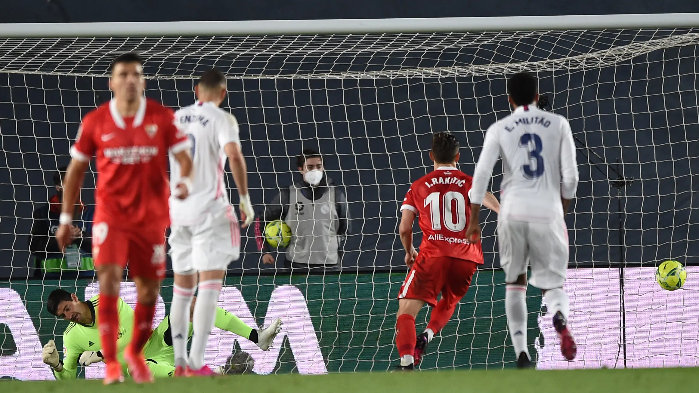 El Sevilla conquista el Di St&eacute;fano y deja al Real Madrid lejos de la Liga
