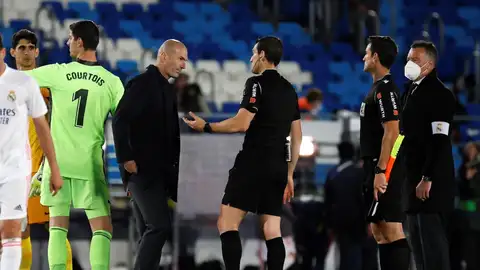 Zidane: "Estoy muy enfadado, me tienen que explicar la regla de las manos en los penaltis" Zidane: "Estoy muy enfadado, me tienen que explicar la regla de las manos en los penaltis"