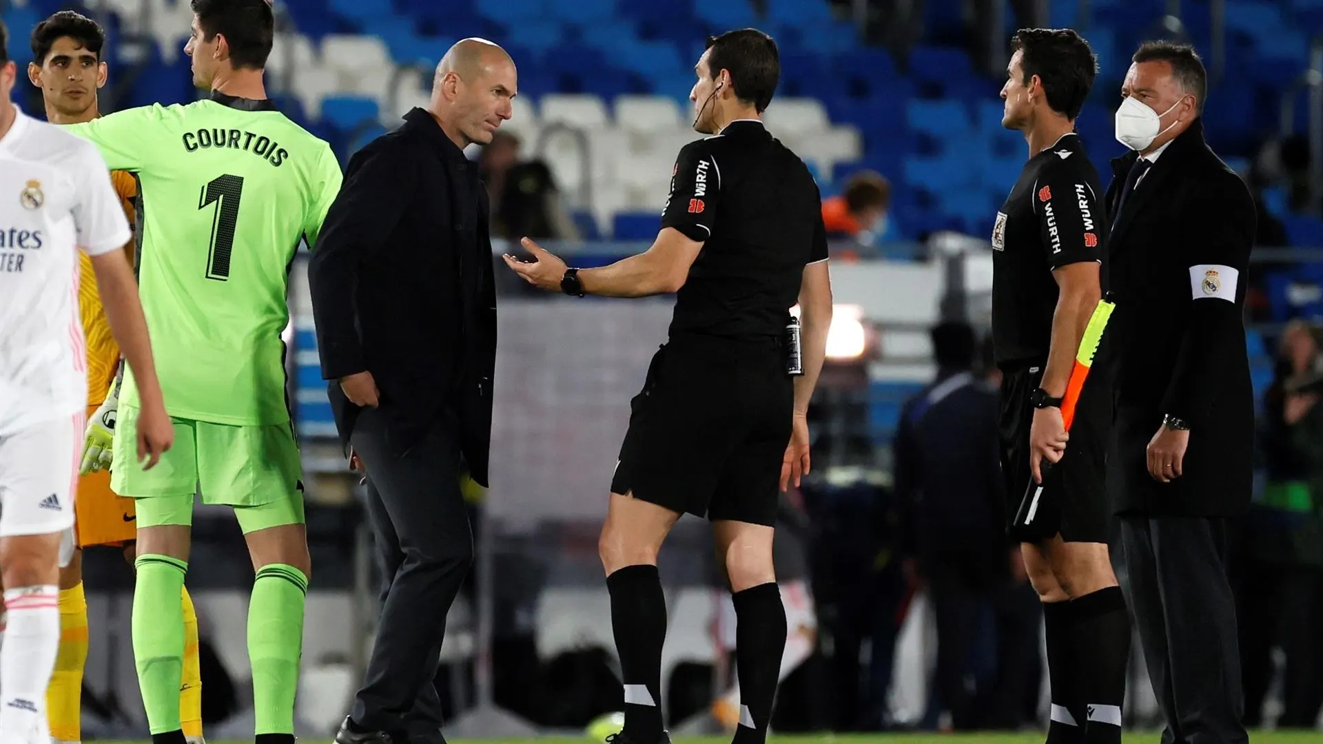 Zidane: "Estoy muy enfadado, me tienen que explicar la regla de las manos en los penaltis" Zidane: "Estoy muy enfadado, me tienen que explicar la regla de las manos en los penaltis"