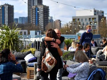 Dos personas se abrazan en Londres