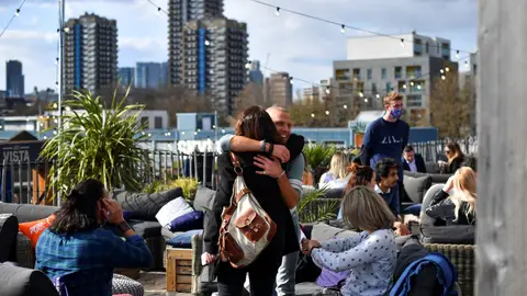 Dos personas se abrazan en Londres Coronavirus