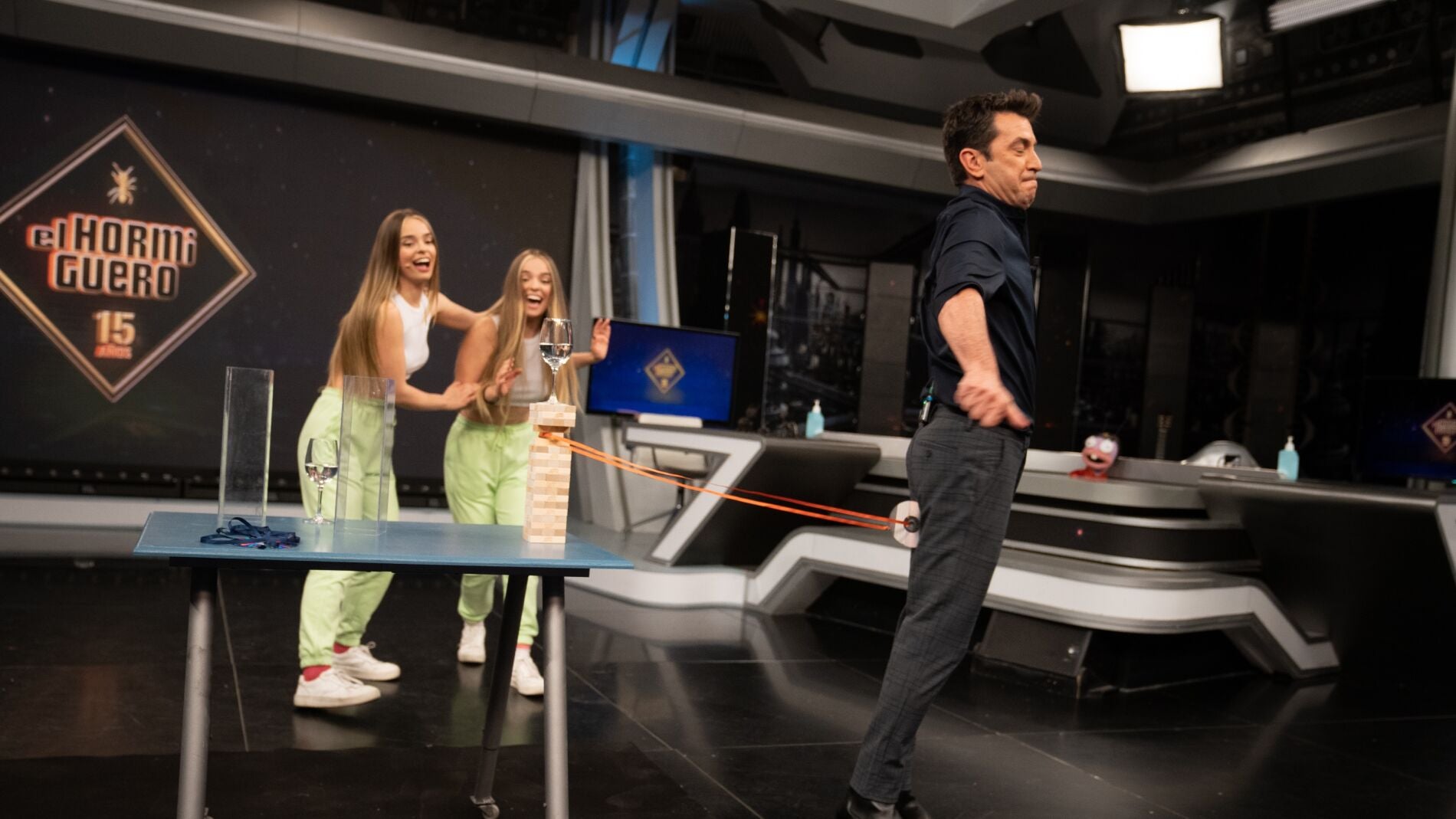 Las Twin Melody ponen a prueba a Arturo Valls con la 'jenga del culo' en 'El Hormiguero 3.0'