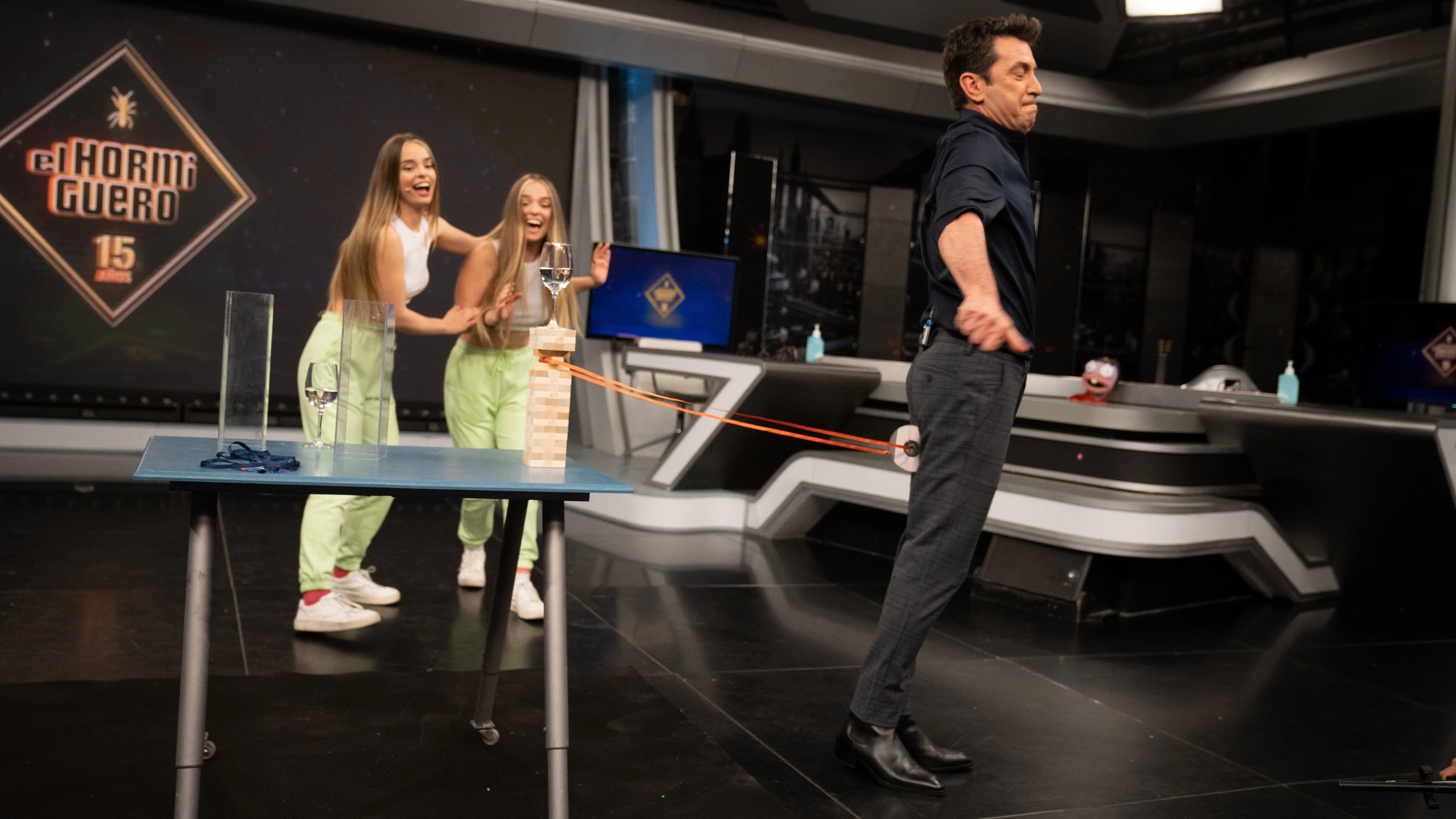 Las Twin Melody ponen a prueba a Arturo Valls con la 'jenga del culo' en 'El Hormiguero 3.0' Las Twin Melody ponen a prueba a Arturo Valls con la 'jenga del culo' en 'El Hormiguero 3.0'