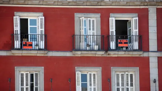 Vivienda con el cartel de 'Se vende' Vivienda con el cartel de 'Se vende'