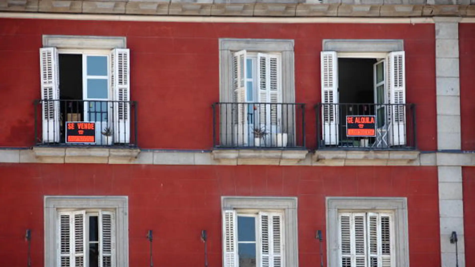 Vivienda con el cartel de 'Se vende' Vivienda con el cartel de 'Se vende'