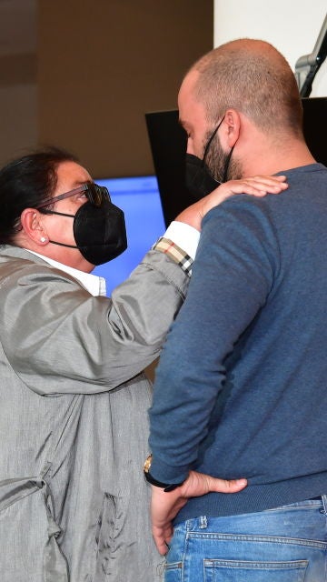 María del Monte y su sobrino, Antonio Tejado, en el tanatorio de su padre