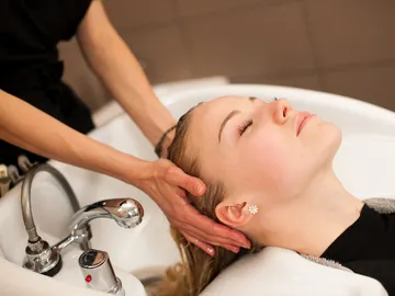 Champú violeta: qué es, para qué se usa y cómo se aplica el producto de moda Champú violeta: qué es, para qué se usa y cómo se aplica el producto de moda