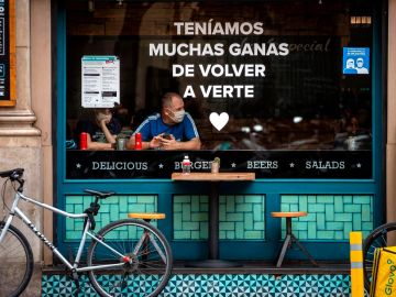 Cartel de un restaurante en Barcelona por el fin del estado de alarma