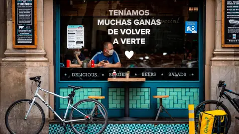Cartel de un restaurante en Barcelona por el fin del estado de alarma Coronavirus