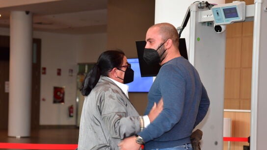 María del Monte y su sobrino, Antonio Tejado, en el tanatorio