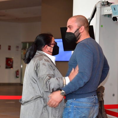 María del Monte y su sobrino, Antonio Tejado, en el tanatorio