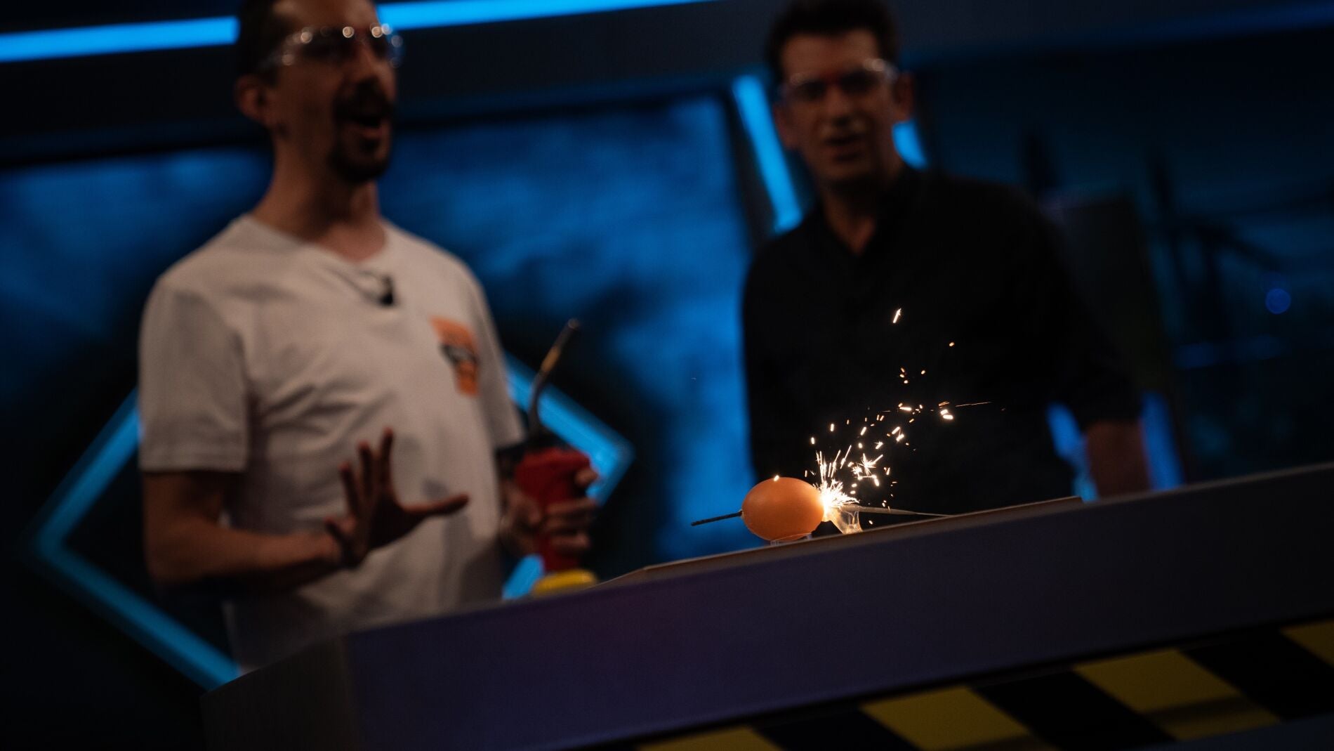 &iexcl;Sorprendente! Marron enciende una bengala capaz de atravesar un huevo y un hielo